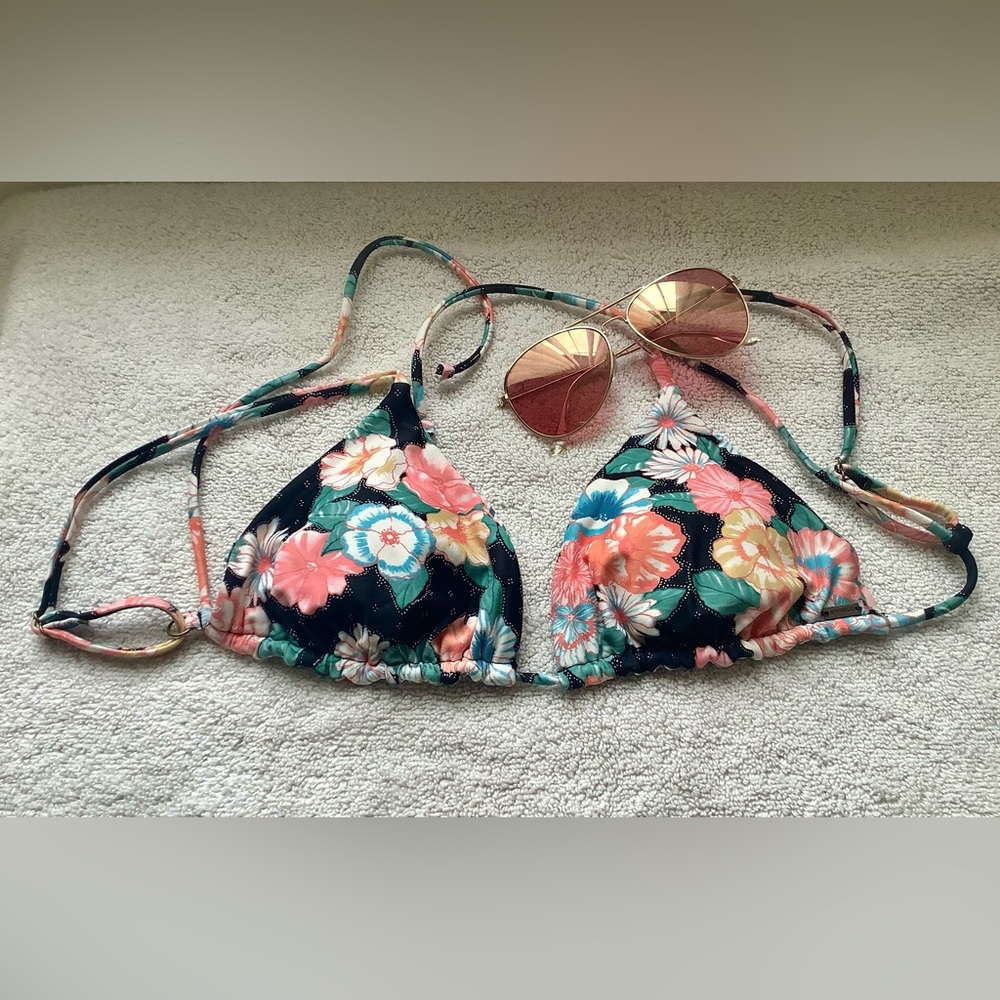 🌺New O’Neill Floral Reversible Bikini Top